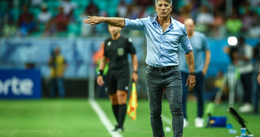 Renato Gaúcho mandou todos os jogadores do banco deixarem o gramado
