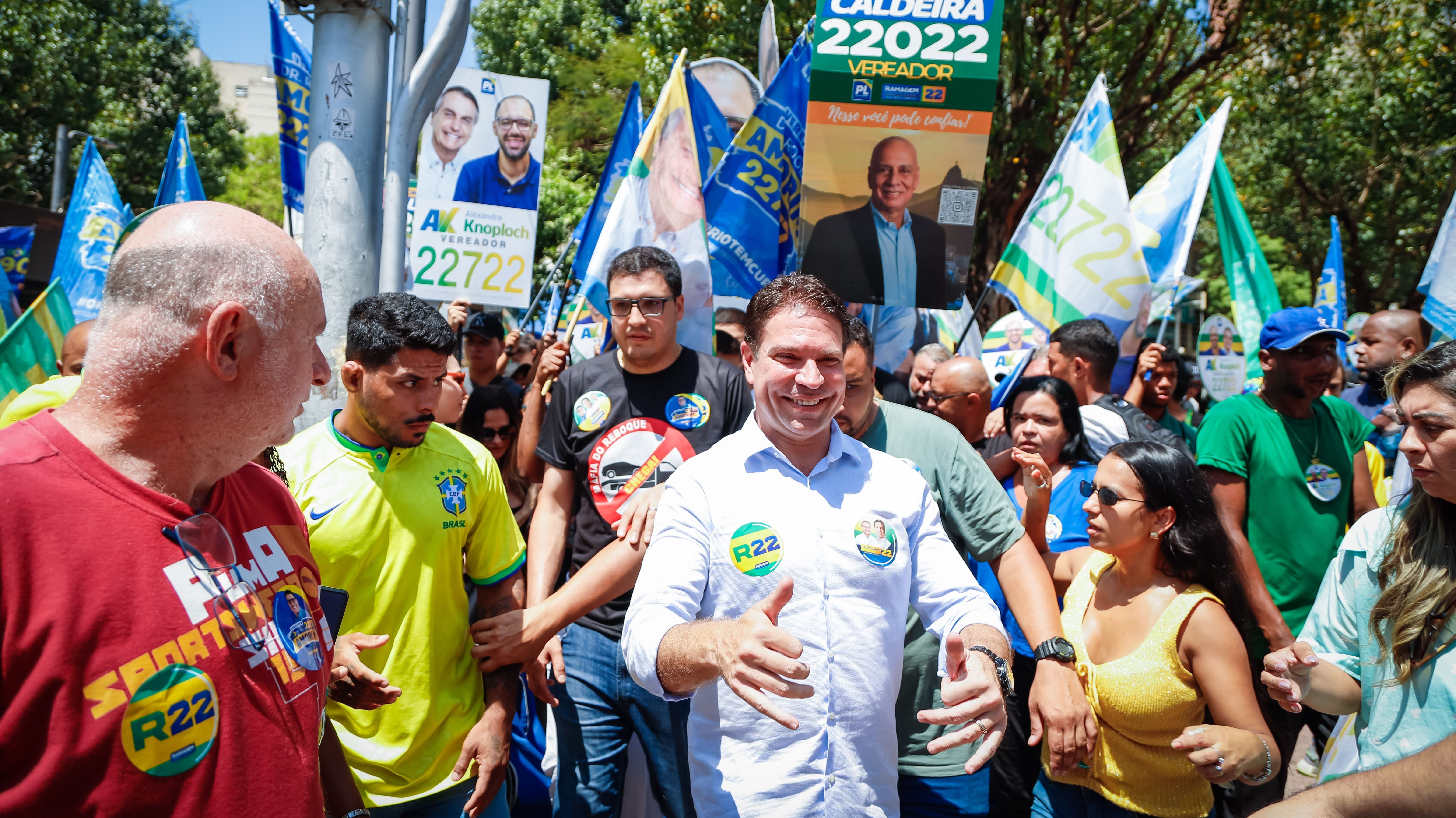 Ramagem (ao centro) disse cumpriu agenda na Tijuca e prometeu reforçar a segurança no local • Rodney Delphino/Divulgação