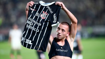 Ryan segura camisa do Corinthians