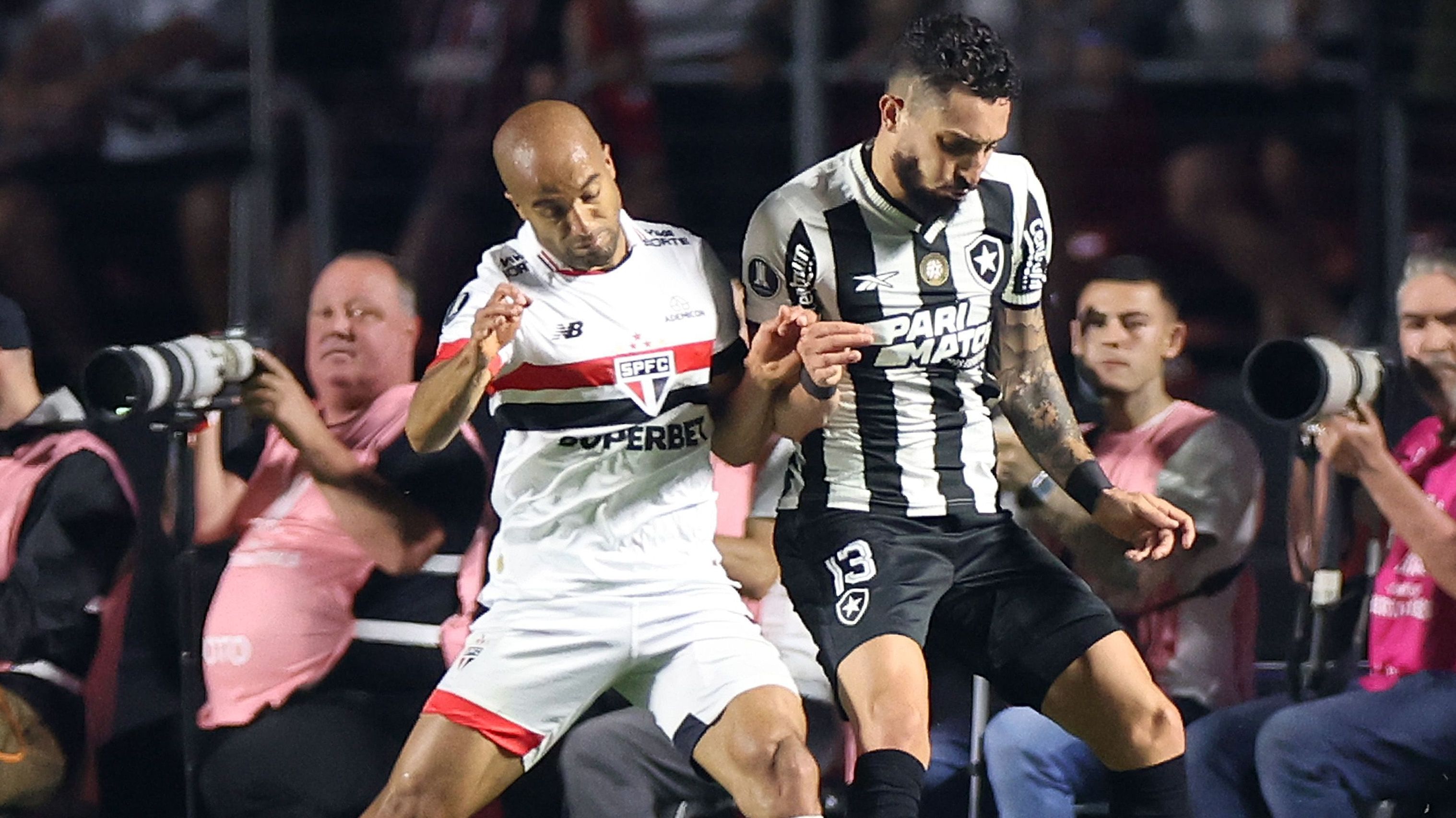 Lucas Moura durante disputa de bola nas quartas de final da Libertadores