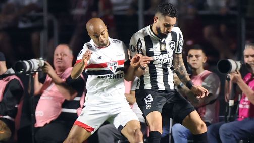Lucas Moura durante disputa de bola nas quartas de final da Libertadores