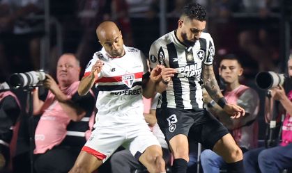 Lucas Moura durante disputa de bola nas quartas de final da Libertadores