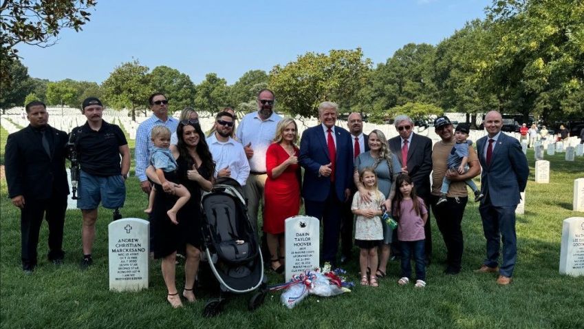 Foto de campanha mostra Trump sorridente e fazendo um “joia” com o dedo em um cemitério nacional em Arlington, nos EUA • Reprodução X / @GovCox