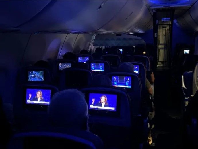 Pessoas assistem ao debate de Kamala Harris e Donald Trump em um voo doméstico nos EUA • Christine Rogers/CNN