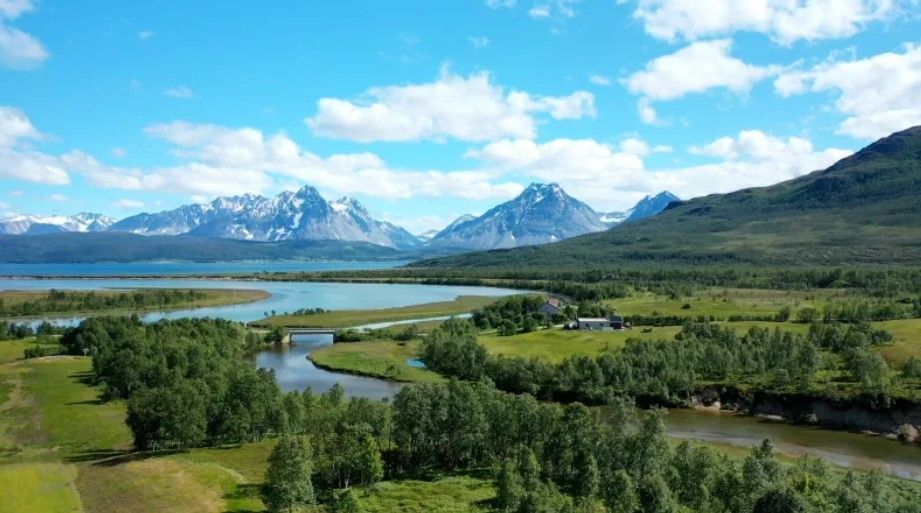 Clube de golfe Tromsø na Noruega, com vista dos Alpes Lyngen e dos fiordes adjacentes • Cam Bauer/CNN