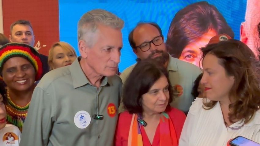 Rogério Correia em um ato em defesa do SUS nesta quarta (18) com a ministra Nísia (de vermelho) • Caio Tarcia/CNN