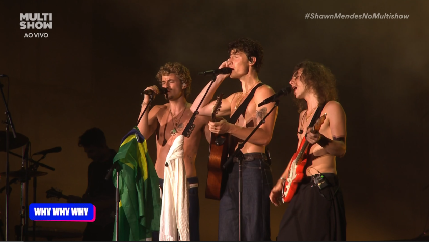 Shawn Mendes sem blusa canta "Why why why" • Globoplay/Reprodução