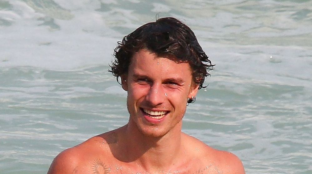 Shawn Mendes aproveita mar carioca