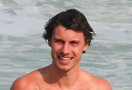 Shawn Mendes vai à praia no Rio de Janeiro novamente; veja fotos