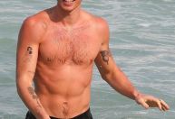 Shawn Mendes vai novamente à praia no Rio de Janeiro; veja fotos