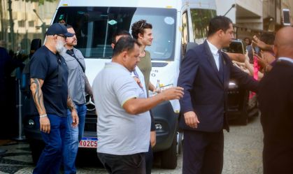 Shawn Mendes encontra fãs na porta de hotel no Rio de Janeiro