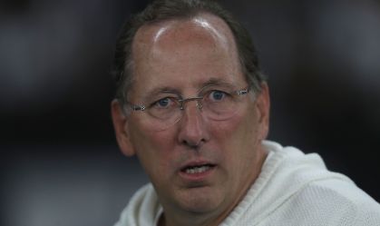 Organizada do Lyon pede saída de John Textor após rebaixamento do clube
