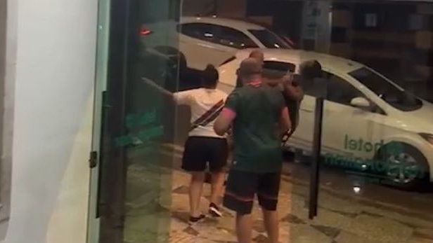 Torcedora do Atlético-MG, que est´sa grávida, é agredida por torcedores do Fluminense em Belo Horizonte