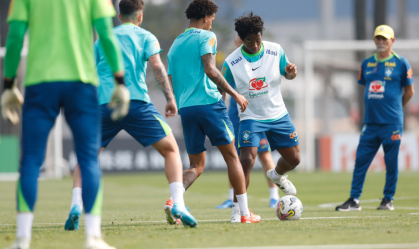 Brasil treina em preparação para jogo contra o Paraguai