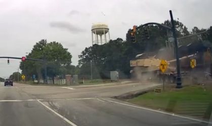Trem de carga colide com caminhão que transportava tanque militar nos EUA