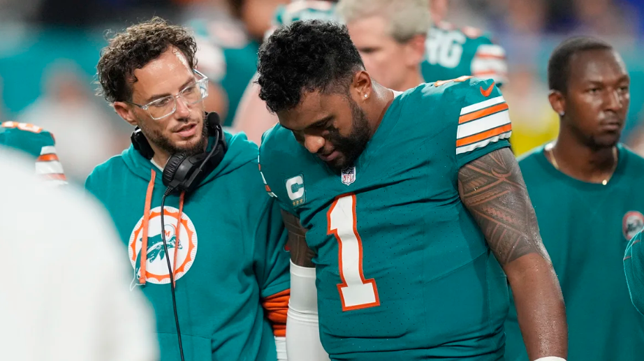 Tua Tagovailoa deixa o jogo dos Dolphins contra o Buffalo Bills após sofrer uma concussão.