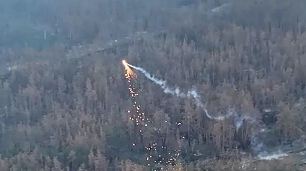 Um drone incendiário ucraniano cai sobre posições russas na área de Kharkiv • Reprodução/Khorne Group/Telegram