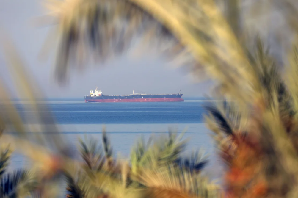 Um navio navega pelo Golfo de Suez, no Egito, em 18 de julho. • Xinhua/Shutterstock