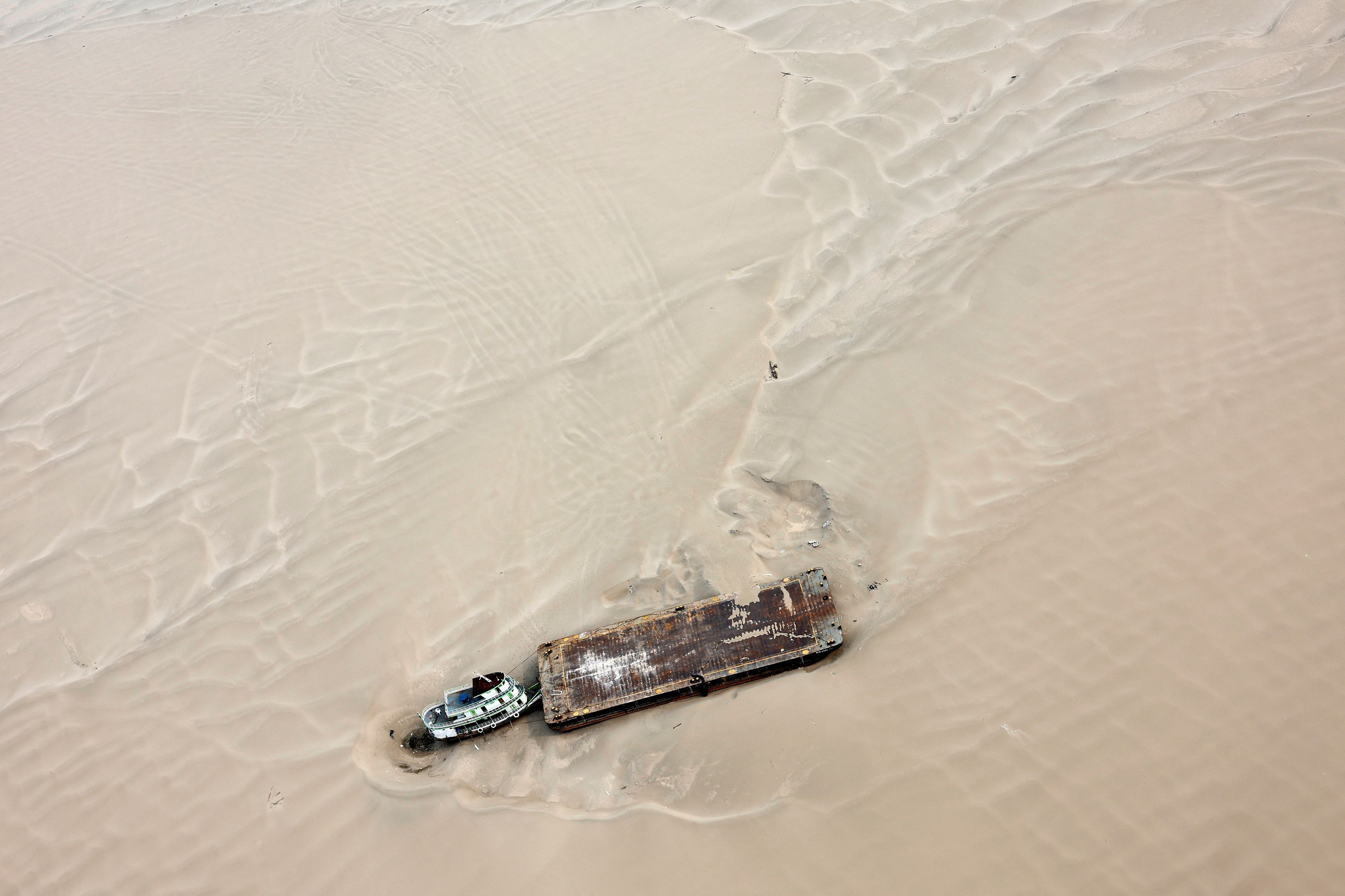 Uma barcaça encalhou em um banco de areia no Rio Solimões, perto de Tefé, estado do Amazonas, Brasil, em 17 de setembro de 2024 • Jorge Silva/Reuters