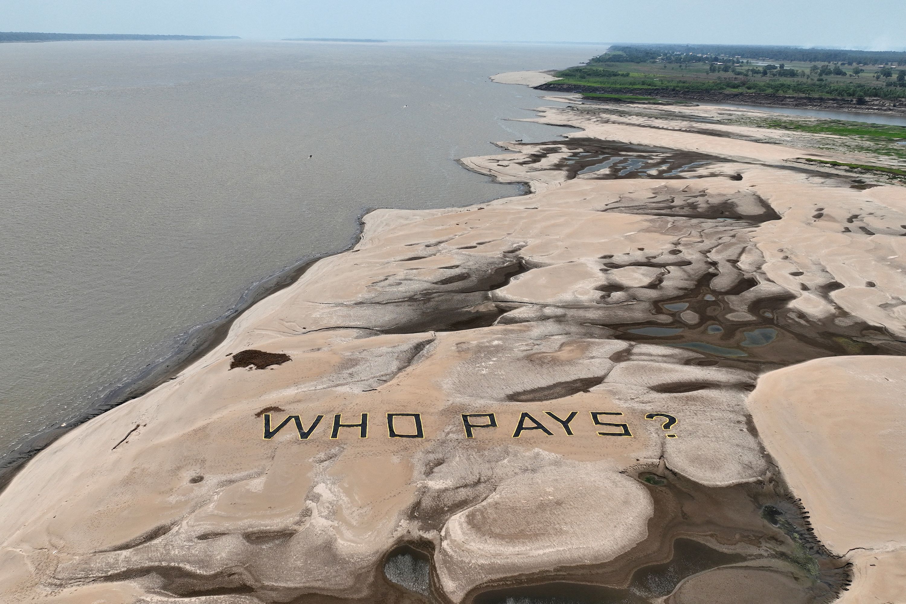 Uma mensagem de ativistas do Greenpeace nos bancos de areia do Rio Solimões em 20 de setembro de 2024 • Jorge Silva/Reuters