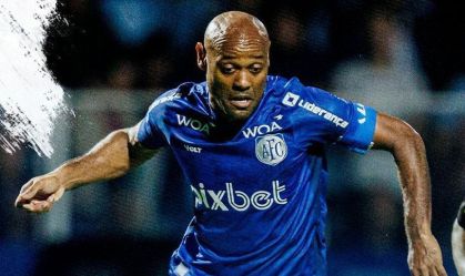 Vágner Love abandona entrevista, discute com torcedores do Avaí e cai no choro