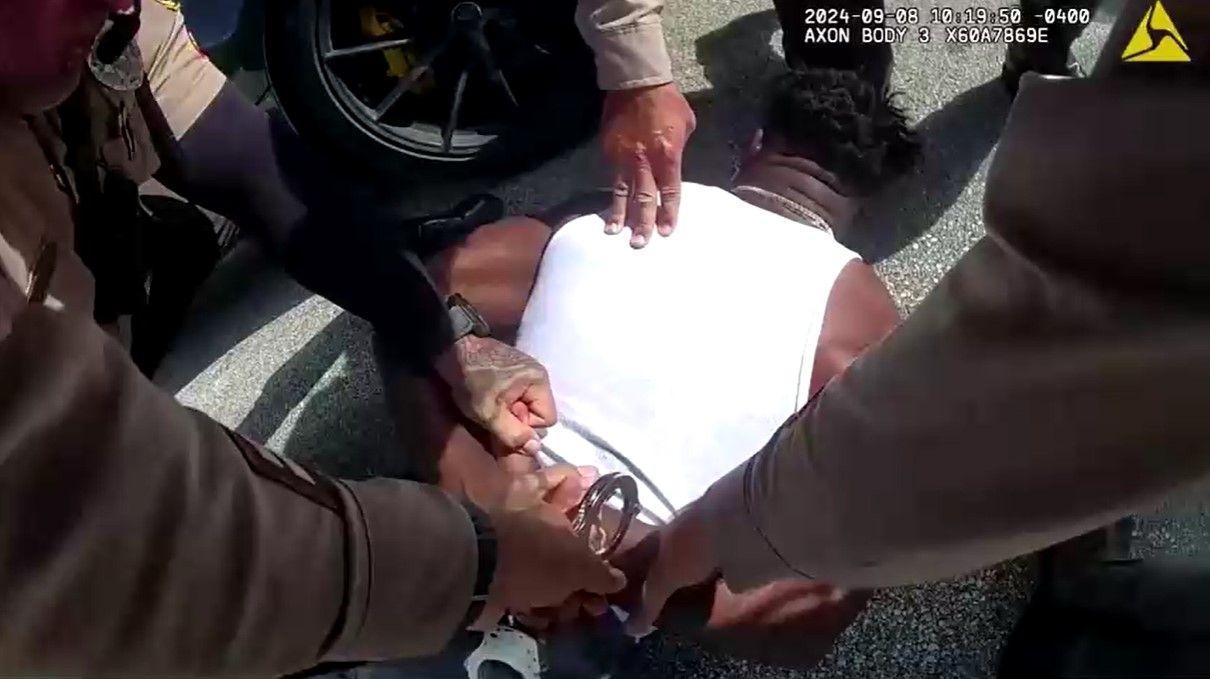 Vídeo de câmera corporal da polícia mostra astro da NFL Tyreek Hill, do Miami Dolphins, sendo retirado do veículo e colocado no chão após desentendimento