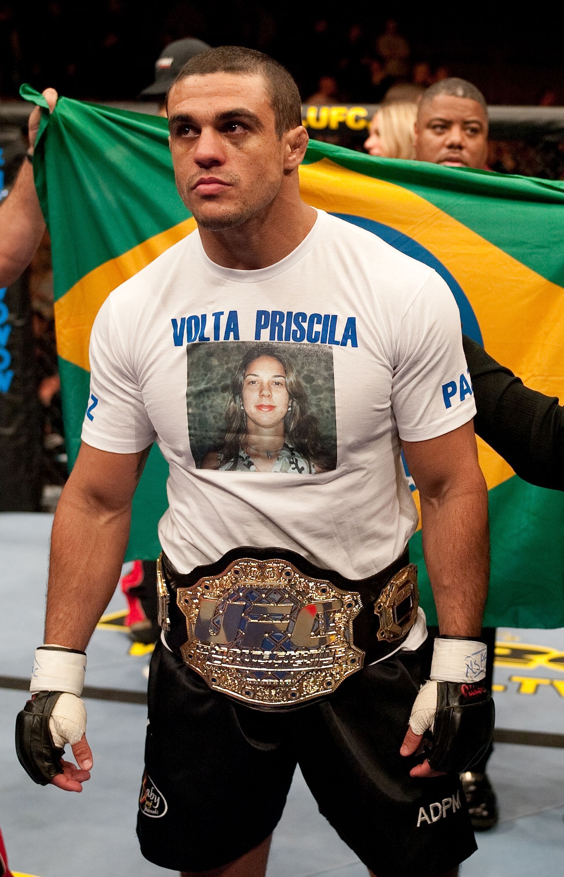 Vitor Belfort após o título do UFC em 2004 • Foto: Josh Hedges/Zuffa LLC/Zuffa LLC via Getty Images