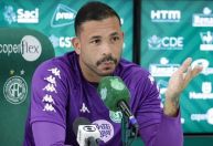 Ex-goleiro do Santos é expulso por chamar árbitro de “maconheiro" na Série B