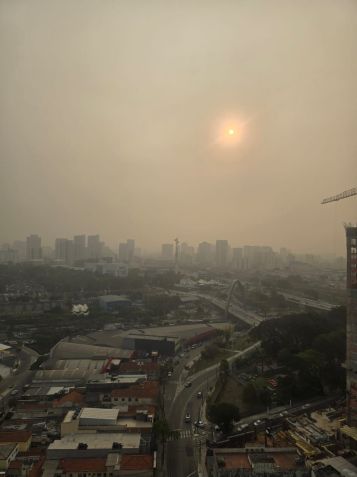 Imagem de 2/9/2024. Região da zona Leste com "céu escuro" por conta do tempo seco e poluição • CNN