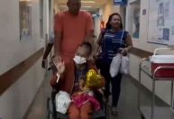 Menina baleada ao sair do balé recebe alta após 80 dias internada no Rio