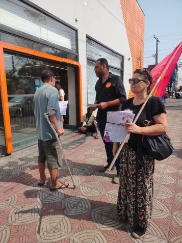 Wanderson Rocha (PSTU) durante panfletagem na Av. Abílio Machado • Divulgação