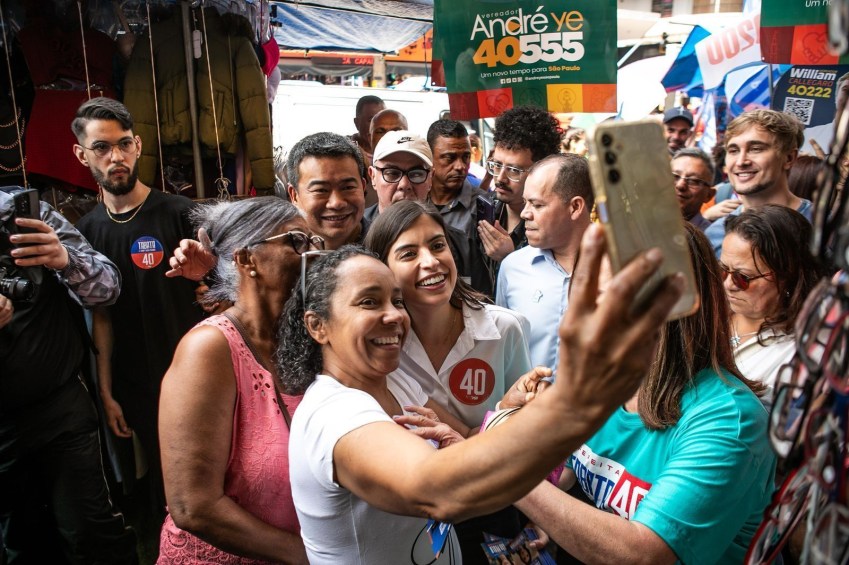 Tabata Amaral (PSB) em caminhada na 25 de Março • Ashlley Melo/Divulgação - Campanha Tabata Amaral
