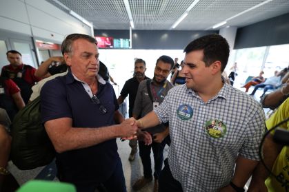 O ex-presidente Jair Bolsonaro (PL) foi recepcionado pelo candidato a prefeito de Belo Horizonte Bruno Engler (PL) no aeroporto de Confins (MG)