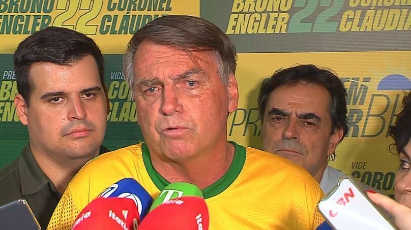 O ex-presidente Jair Bolsonaro em conversa com jornalistas após ato de apoio ao candidato Bruno Engler, em BH