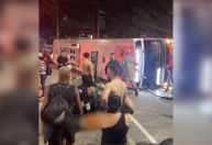 Ônibus tomba em descida de viaduto e deixa 25 feridos no RJ