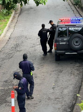 Policiais cercam embaixada da Argentina em Caracas em 6 de setembro de 2024 • Reprodução