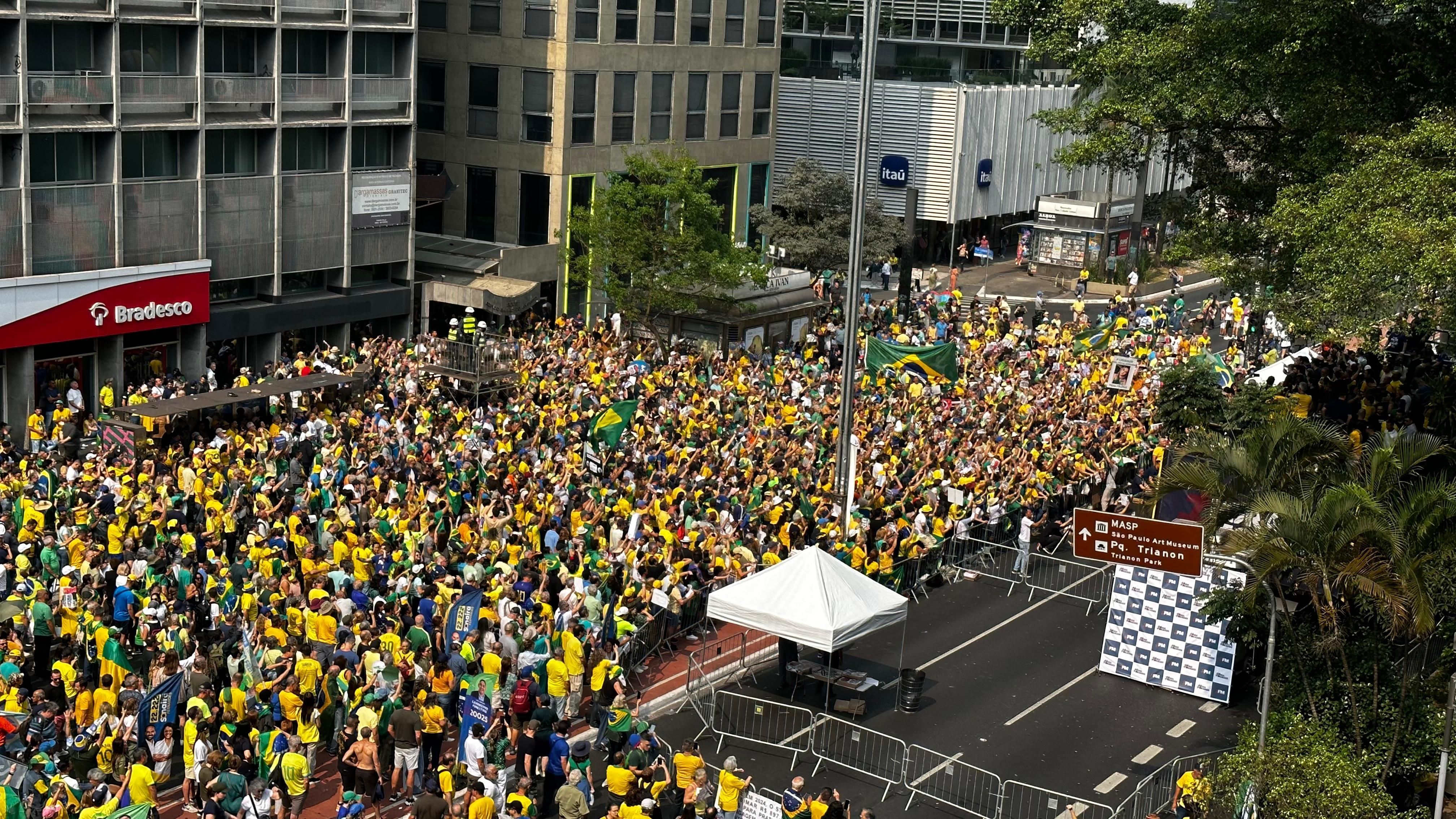 Manifestantes na Avenida Paulista em ato contra Moraes