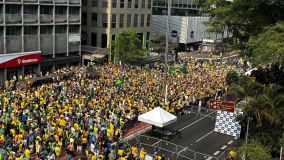 Manifestantes na Avenida Paulista em ato contra Moraes