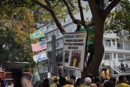 Manifestantes pedem liberdade para &quot;presos políticos&quot;, em alusão aos golpistas detidos em decorrência do dia 8 de janeiro