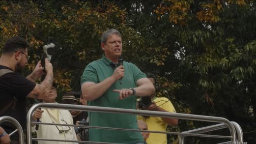 O governador do estado de São Paulo, Tarcísio de Freitas (Republicanos), discursa em ato na Avenida Paulista contra o ministro do STF, Alexandre de Moraes