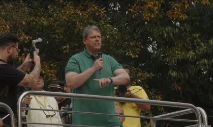 Tarcísio pede “liberdade” de volta, critica banimento do X e grita “volta, Bolsonaro” em ato em SP
