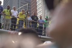 Flávio Bolsonaro em trio elétrico ao lado de Marcos Pontes e Rogerio Marinho