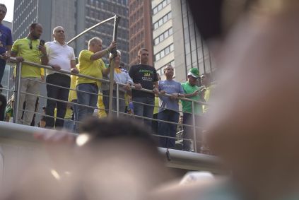 Flávio Bolsonaro em trio elétrico ao lado de Marcos Pontes e Rogerio Marinho