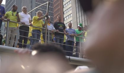 Flávio Bolsonaro em trio elétrico ao lado de Marcos Pontes e Rogerio Marinho