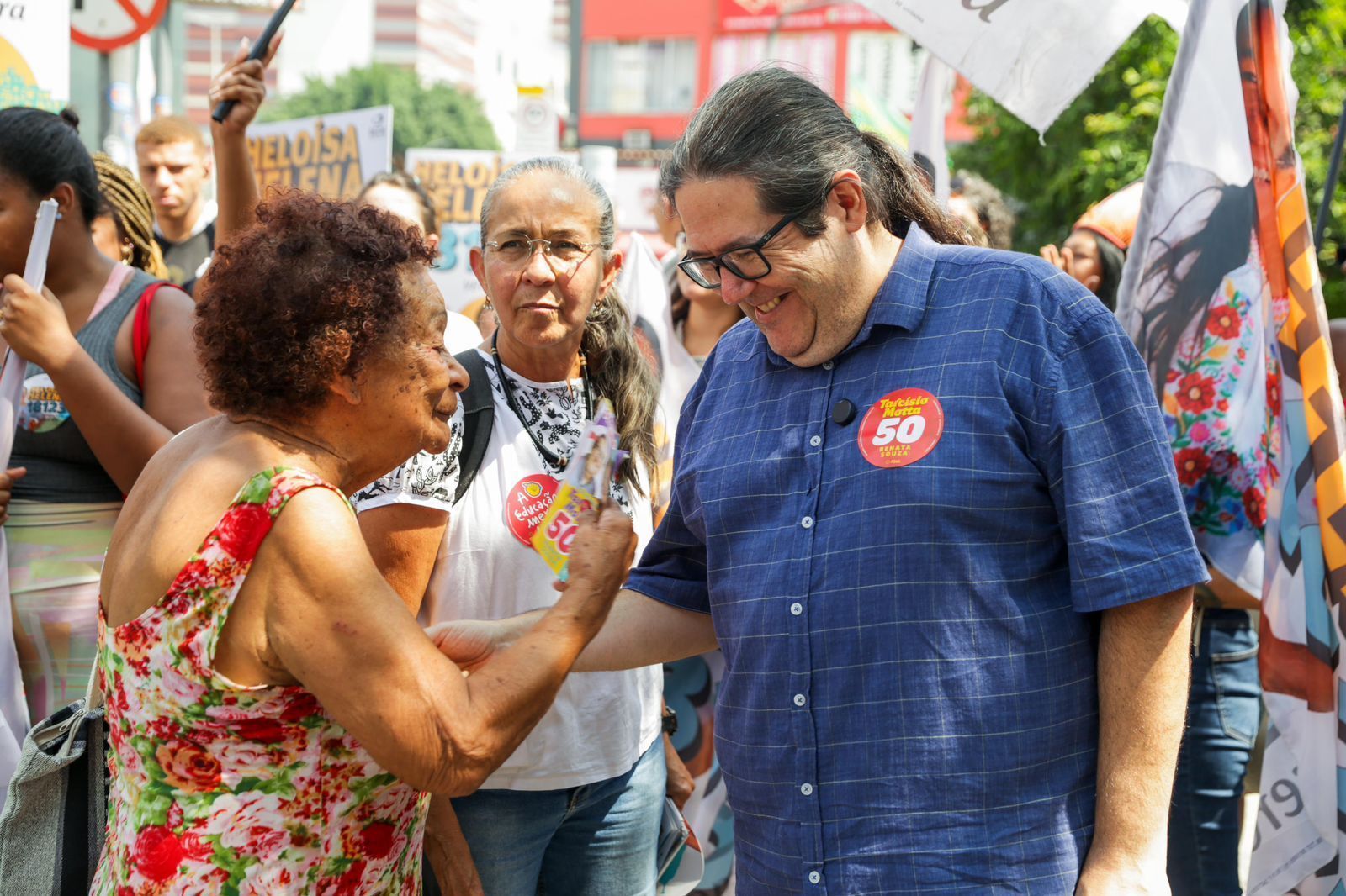 Tarcísio Motta em campanha pela zona oeste do Rio • Divulgação