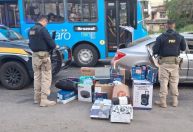Suspeita de furtar lojas no RJ é presa pela PRF com carro cheio de mercadorias