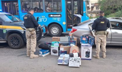 Suspeita de furtar lojas no RJ é presa pela PRF com carro cheio de mercadorias