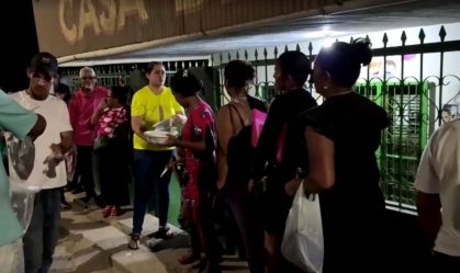 Imigrantes da Venezuela fazem fila por refeições gratuitas em Roraima
