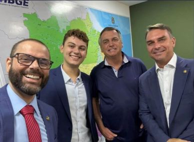 O senador Jorge Seif em foto com Jorginho Seif, seu filho, o ex-presidente Jair Bolsonaro e o senador Flávio Bolsonaro
