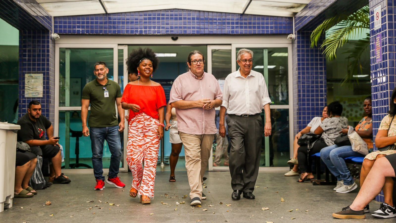 Tarcísio Motta em visita à maternidade no centro do Rio • Divulgação